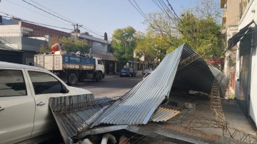 Las ráfagas voltearon chapas y estructura de una cochera y dañaron un vehículo