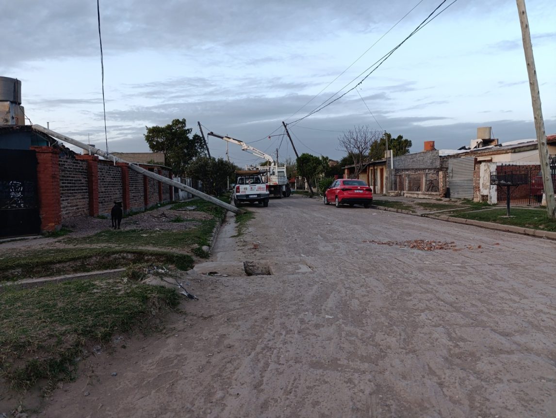 Fuertes vientos provocaron caída de postes y cortes de energía en Añatuya