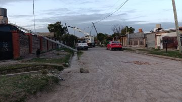 Fuertes vientos provocaron caída de postes y cortes de energía en Añatuya