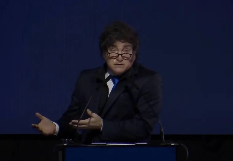 Milei obvió el tema coimas y defendió su plan: “Si la gente elige suicidarse, elige suicidarse”