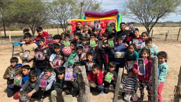 La emoción del candidato a comisionado por el PJ en La Dársena al ser invitado a un festejo