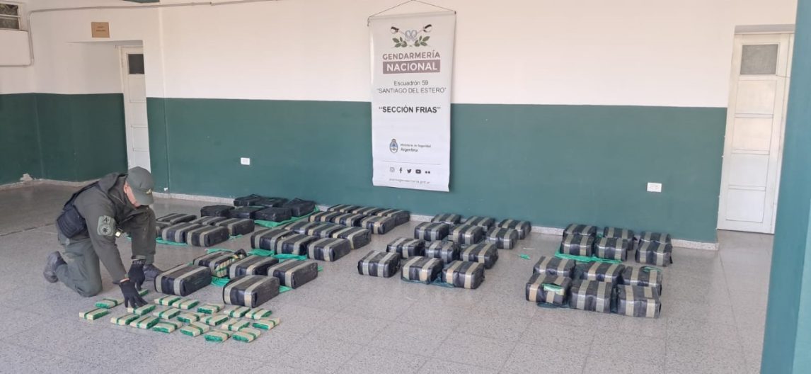 Trasladaban 270 kilos de hojas de coca en un acoplado