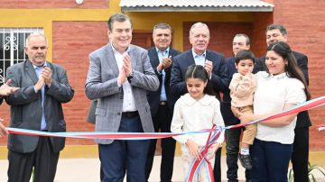 Zamora inauguró un moderno polideportivo y entregó viviendas sociales en Suncho Corral