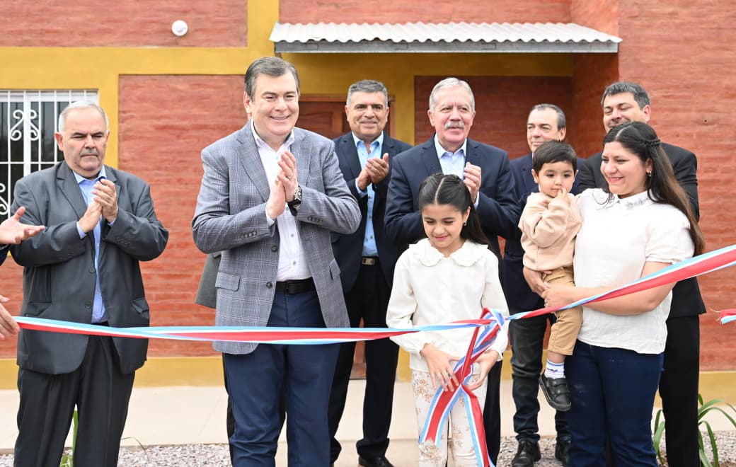 Zamora inauguró un moderno polideportivo y entregó viviendas sociales en Suncho Corral