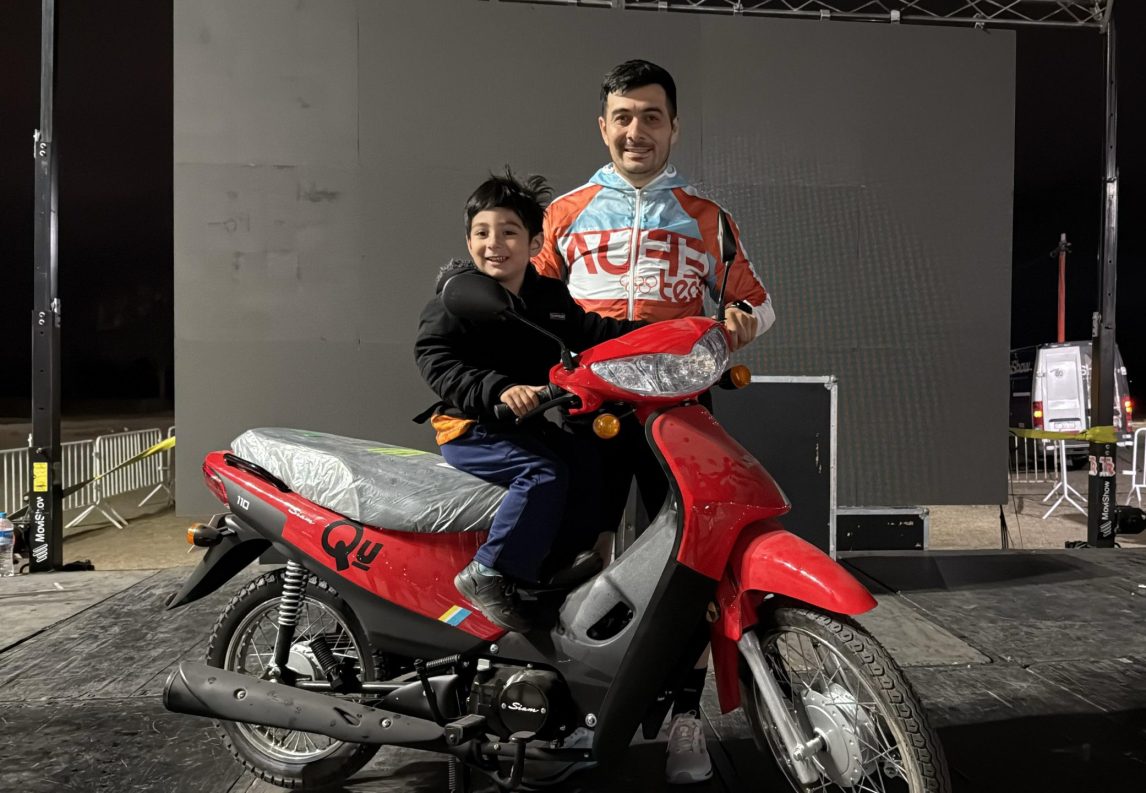 Conocé el afortunado ganador de la moto 0km de la maratón INFO EN MOVIMIENTO