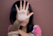 Investigan presunto abuso en Beltrán: una adolescente habría sido observada mientras se bañaba