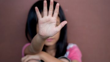 Investigan presunto abuso en Beltrán: una adolescente habría sido observada mientras se bañaba