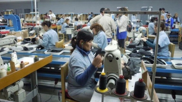 Tras la apertura de importaciones, fabricantes de Adidas, Nike y Asics despidieron a 164 operarios