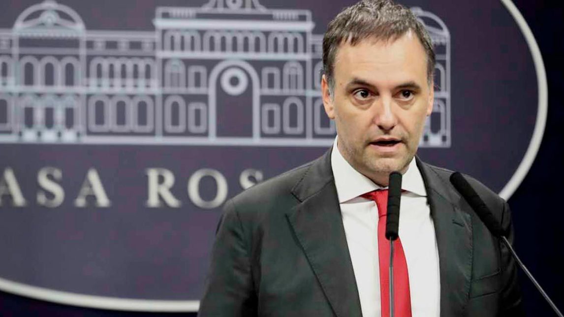 En medio del escándalo por supuestas coimas, Adorni suspendió su programa “Fake, 7, 8”