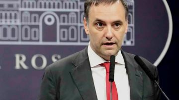 En medio del escándalo por supuestas coimas, Adorni suspendió su programa “Fake, 7, 8”