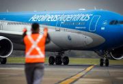 Por el alza del petróleo, Aerolíneas Argentinas aplicará recargos en el precio de los pasajes