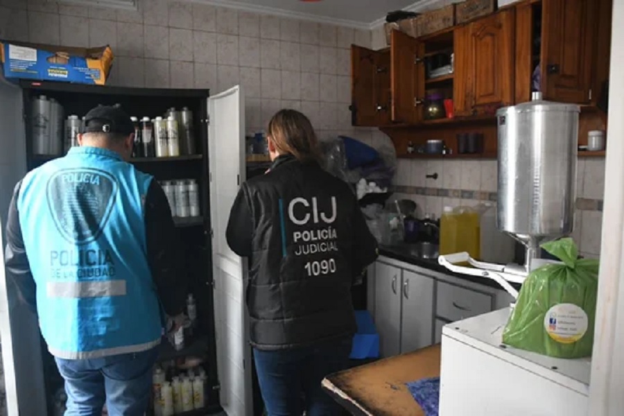 Allanaron una fábrica clandestina de alisadores y otros productos capilares adulterados