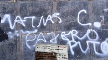 Amenazan con pintadas y mensajes con recortes a un abogado dueño de un corralón del barrio Tradición