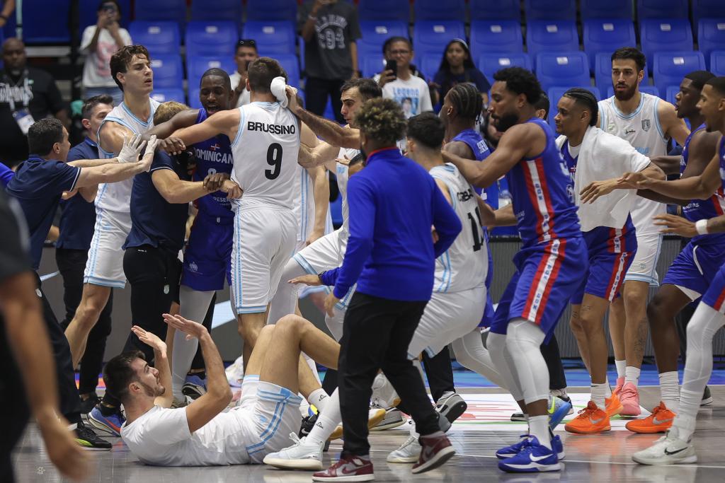 Argentina perdió ante República Dominicana en un final con empujones y piñas