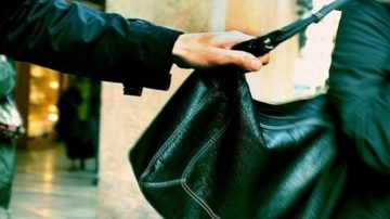 B° Libertad: motochorros arrastraron por el pavimento a una mujer para quitarle la cartera