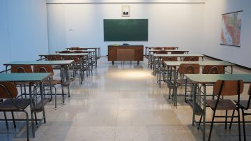 Después de 16 años con licencia por salud mental, profesora rechazó someterse a un examen y los demandó