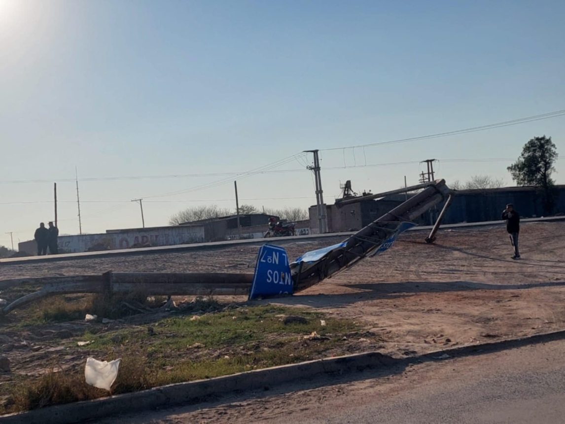 Un camión circulaba por la ruta 9, se llevó puesto un cartel y de milagro no hubo heridos