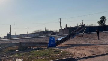 Un camión circulaba por la ruta 9, se llevó puesto un cartel y de milagro no hubo heridos