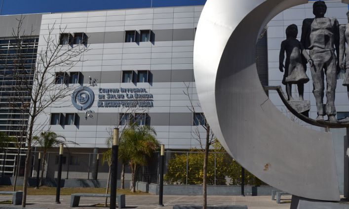 Choque frontal entre motos: Una mujer y sus hijas de 3 y 7 años resultaron heridas
