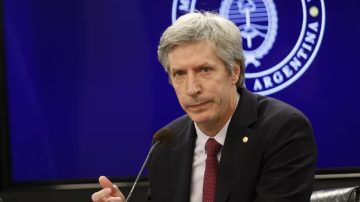 Denuncian al presidente del BCRA por un incremento patrimonial del 880%