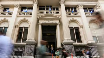 Máxima tensión entre los bancos y el Gobierno por el “corralito” a la liquidez impuesto por el BCRA