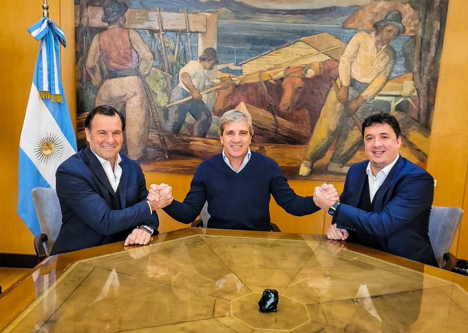 Luis Caputo cerró dos reparticiones del Ministerio de Economía