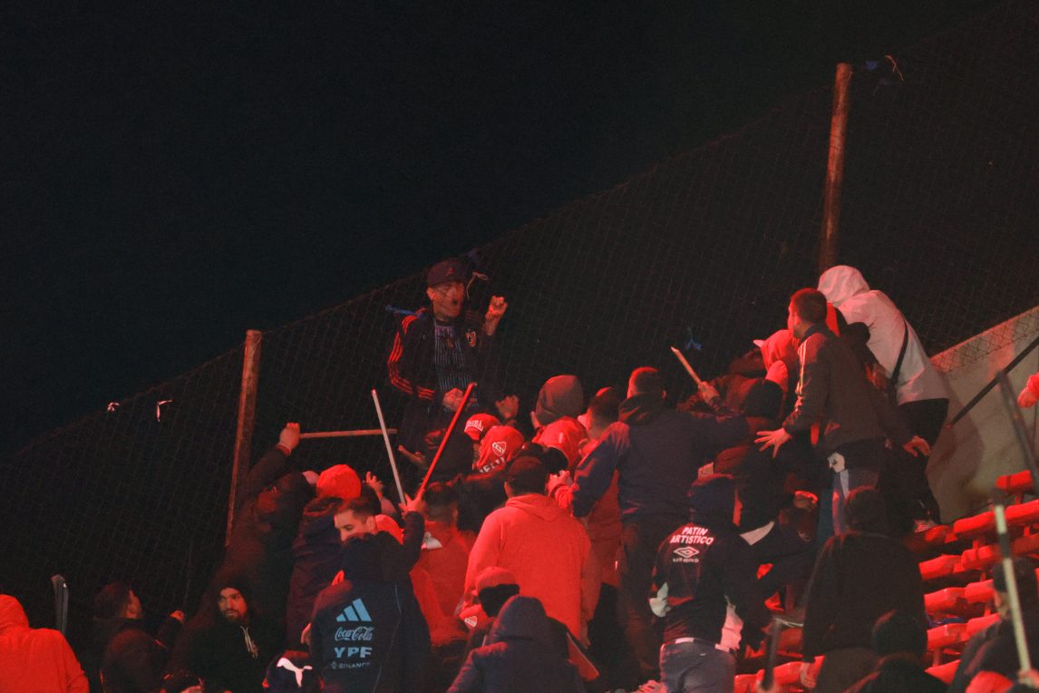Incidentes en Avellaneda: más de 30 detenidos, hinchas chilenos desnudados y apaleados