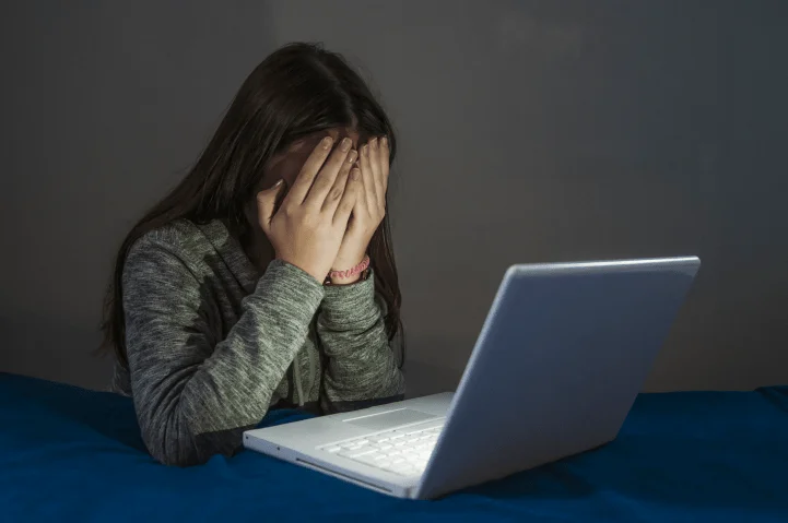 Adolescente de 15 años se autolesionó tras ser víctima de ciberacoso