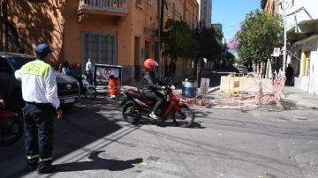 Aguas de Santiago continúa con los trabajos de reparación de la red cloacal en calle Independencia y Urquiza