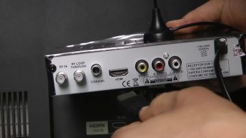 Empresa de televisión por cable denunció a un falso operario que instalaba decodificadores: un empleado lo abastecía