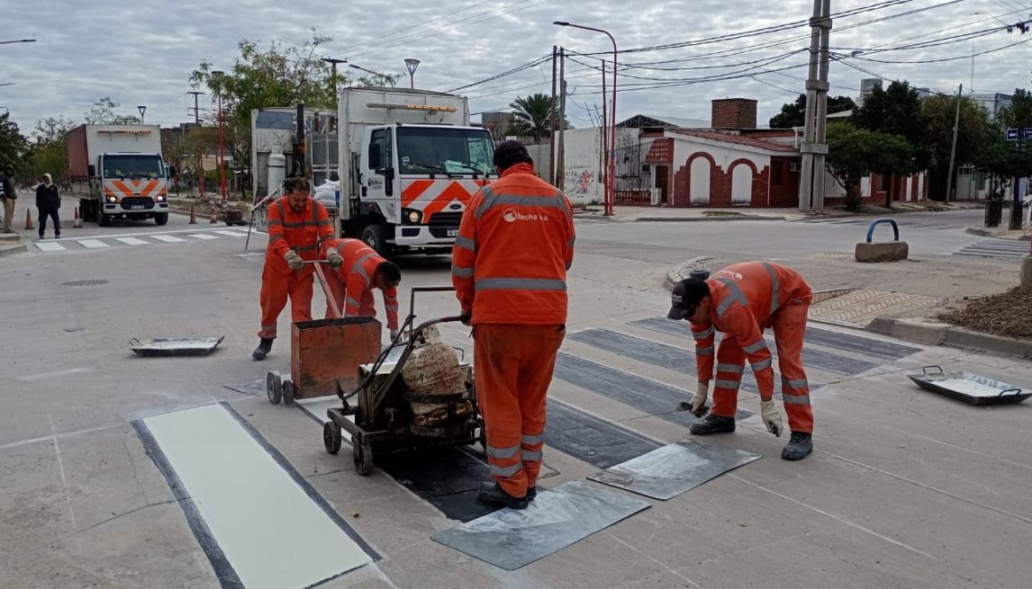 La Municipalidad de Capital realiza la demarcación de sendas peatonales en el nuevo pavimento de la avenida Colón