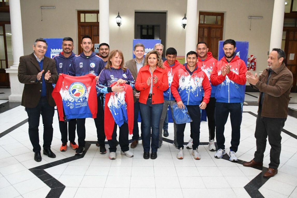 Entregaron indumentaria deportiva al personal del área de Deportes