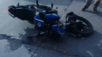 Una menor de 14 años a bordo de una moto Zanella RX chocó contra un auto y sufrió graves heridas