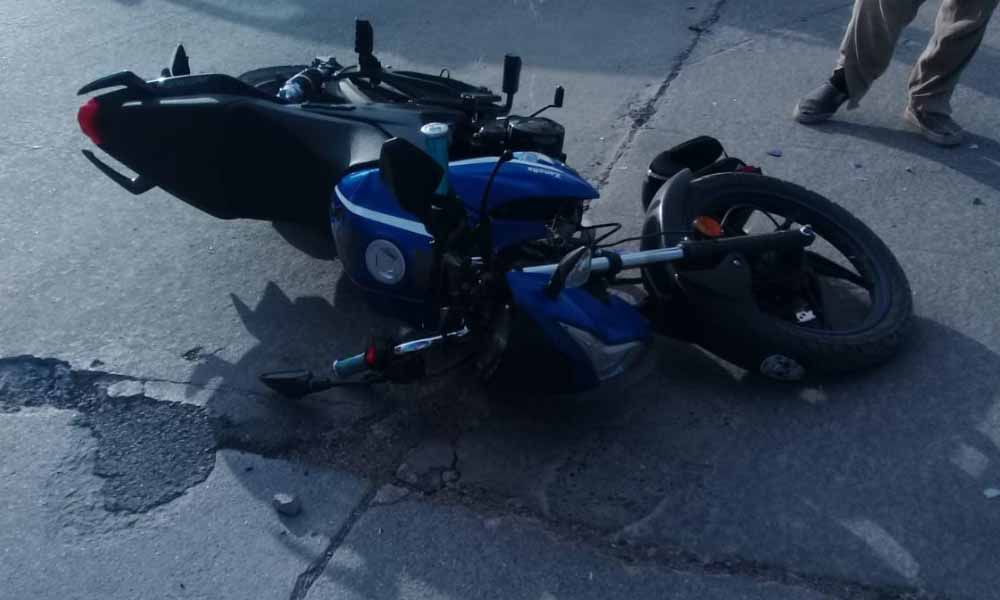 Una menor de 14 años a bordo de una moto Zanella RX chocó contra un auto y sufrió graves heridas