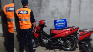 Tres menores circulaban en una moto robada y la abandonaron al ver a la policía
