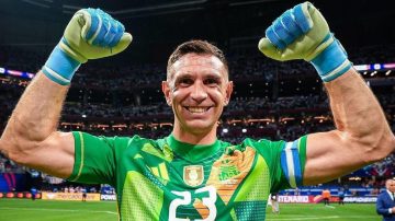 Dibu Martínez otra vez nominado a mejor arquero del mundo