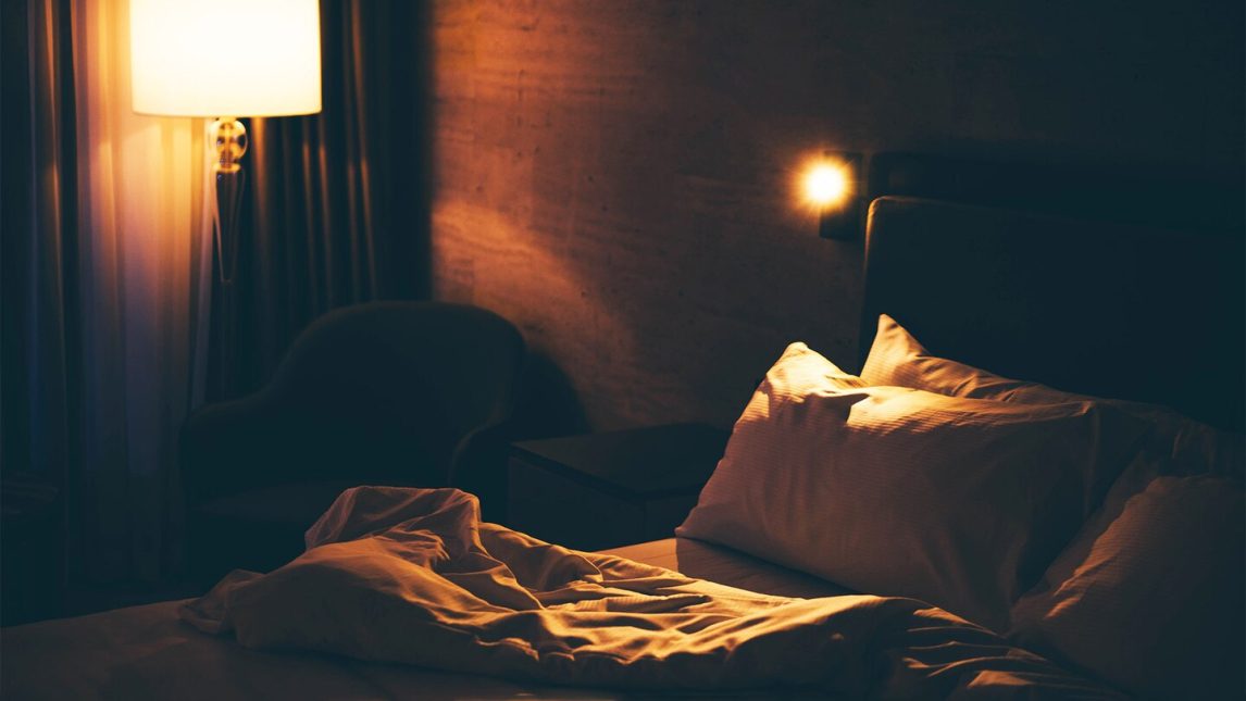 Grave denuncia: Una mujer se despertó y encontró en su cama a su amigo tocándose sus partes íntimas