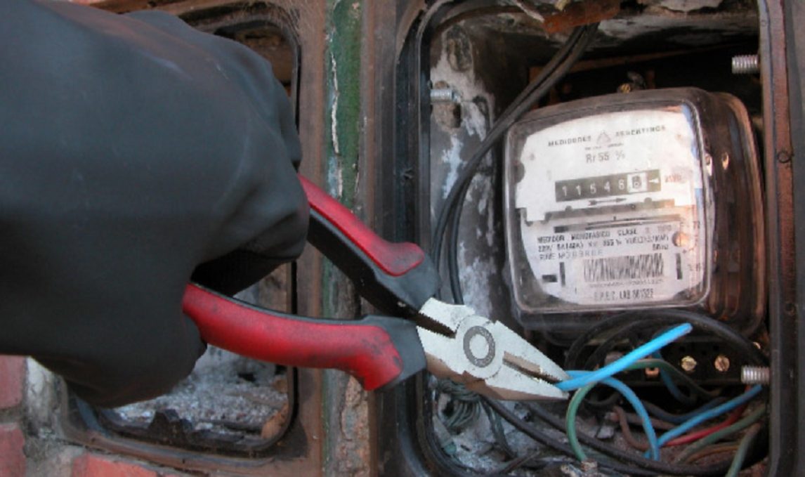 No pagaron la luz, les fueron a retirar el medidor y echaron con armas al empleado