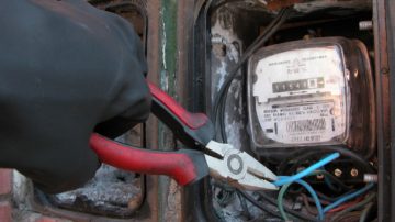 No pagaron la luz, les fueron a retirar el medidor y echaron con armas al empleado