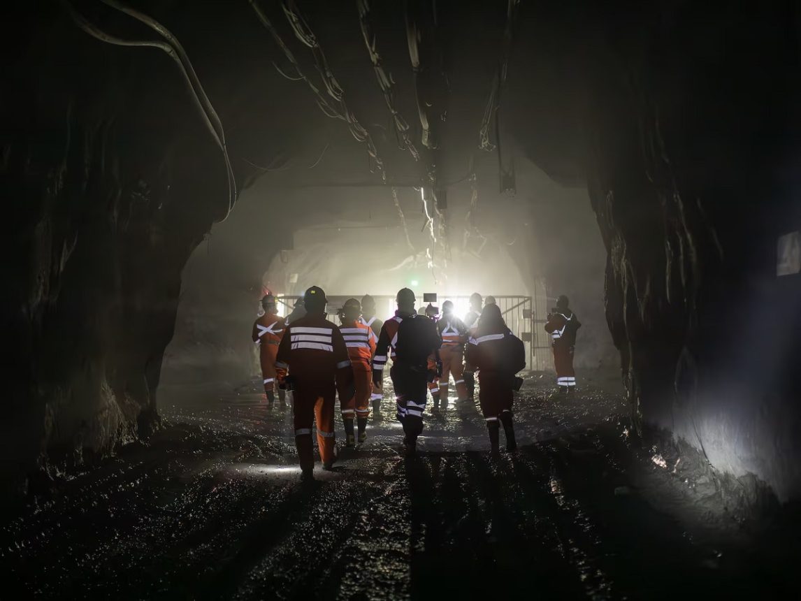 Hallan más mineros sin vida tras el derrumbe en Chile y sigue la búsqueda de cuerpos