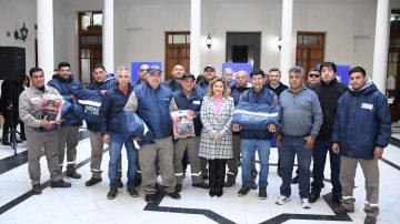 La intendente Fuentes otorgó herramientas e indumentaria de trabajo para la Dirección de Electricidad