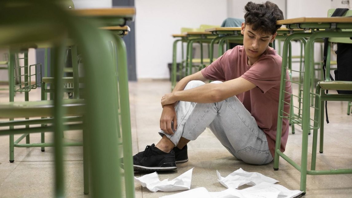 6 de cada 10 estudiantes de 15 años sienten que su situación económica limita sus aspiraciones de futuro