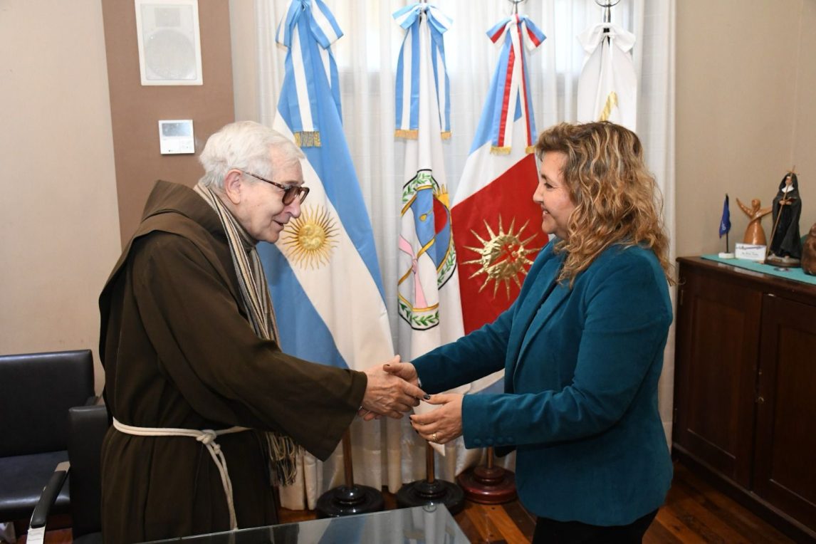 La intendente Fuentes mantuvo una importante reunión con el fray Eduardo Zatti