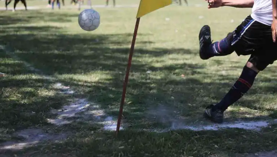 Un hombre de 41 años se descompensó y murió en pleno partido de fútbol amateur