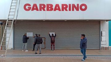 La crítica situación de los ex empleados de Garbarino a casi cuatro años del despido masivo