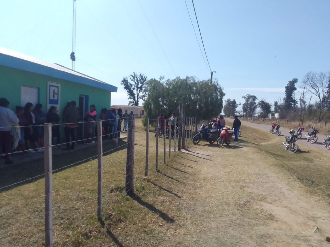 Buscan al conductor de una camioneta que chocó a una moto, trasladó al herido al hospital y se fue