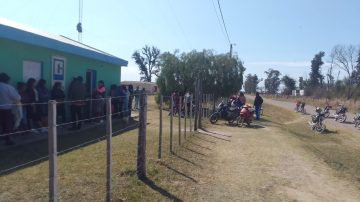 Buscan al conductor de una camioneta que chocó a una moto, trasladó al herido al hospital y se fue