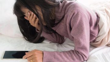 Salvaje golpiza de un hombre a su pareja quien le revisó el celular y le halló mensajes con una amante