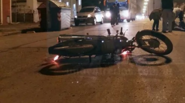 Un nene bajó a la calle a buscar la pelota y lo atropelló una moto