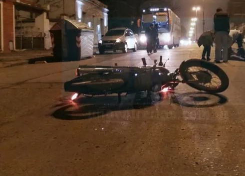 Un nene bajó a la calle a buscar la pelota y lo atropelló una moto